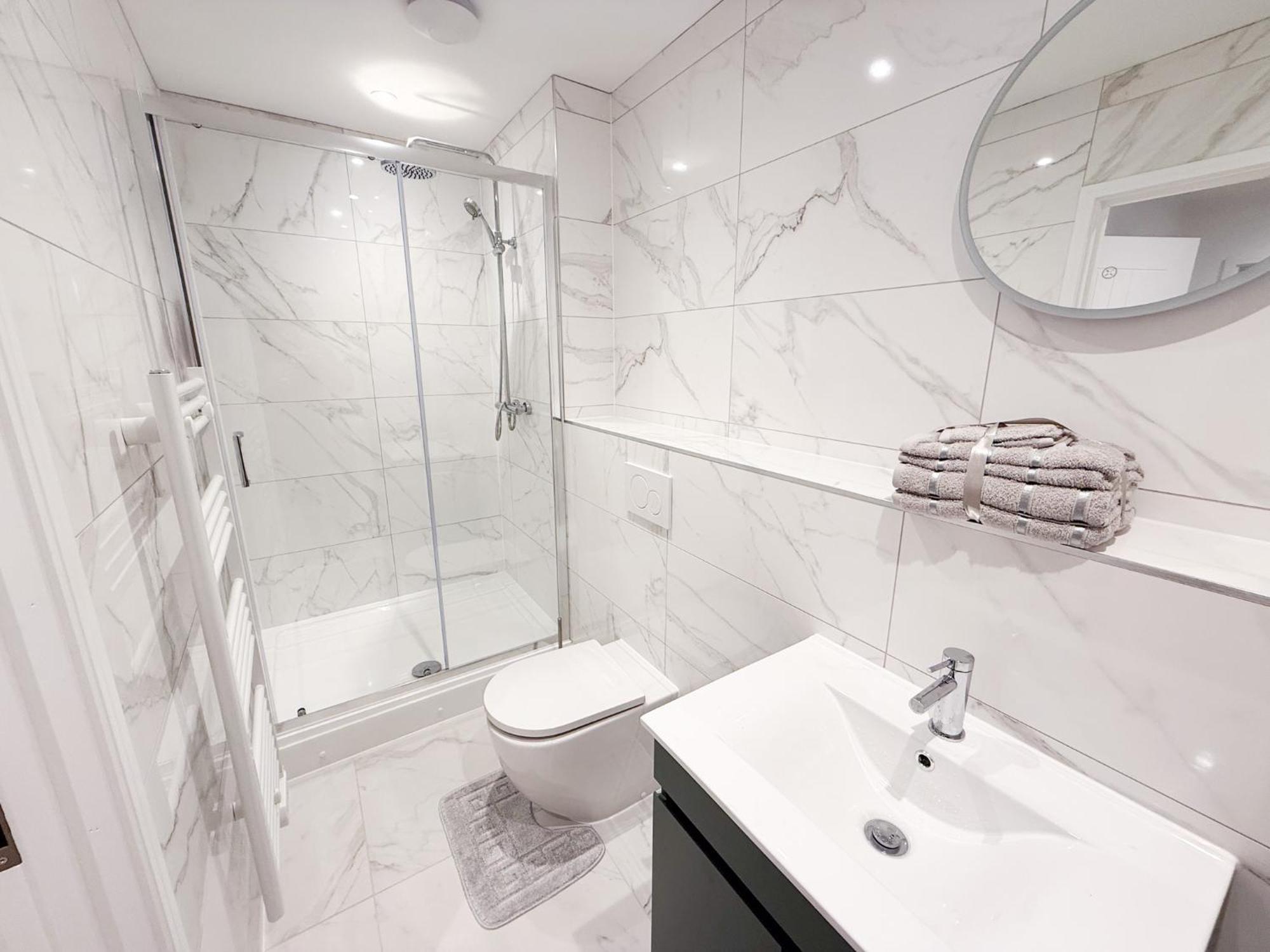 Spacious Modern 1 Bed Apartments In St Neots - Perfect For Contractors & Professionals - Free Parking - Wifi - Fully Equipped Kitchen - Smart Tv Ideal For Work Stays And Long Projects Extérieur photo