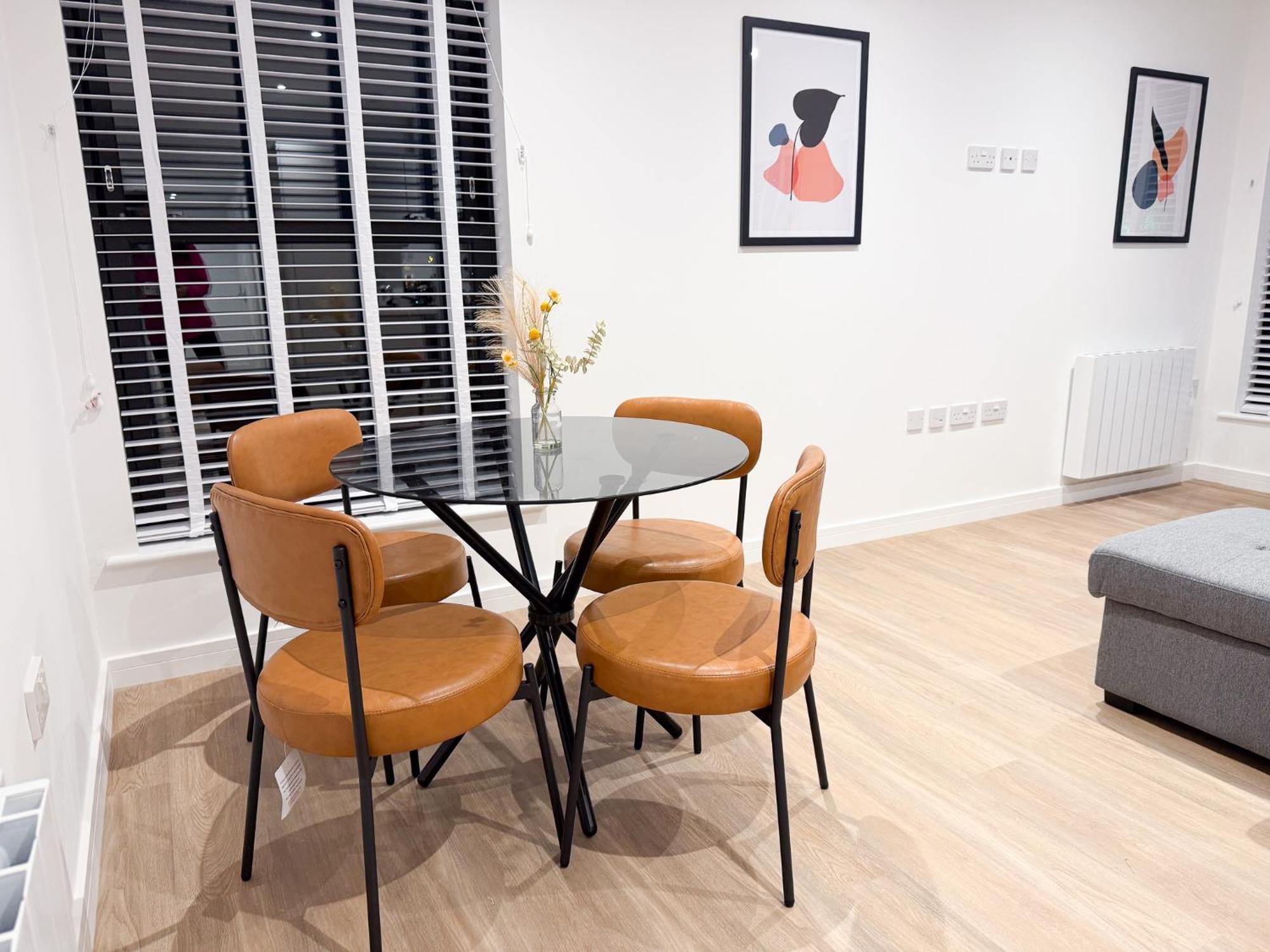 Spacious Modern 1 Bed Apartments In St Neots - Perfect For Contractors & Professionals - Free Parking - Wifi - Fully Equipped Kitchen - Smart Tv Ideal For Work Stays And Long Projects Extérieur photo