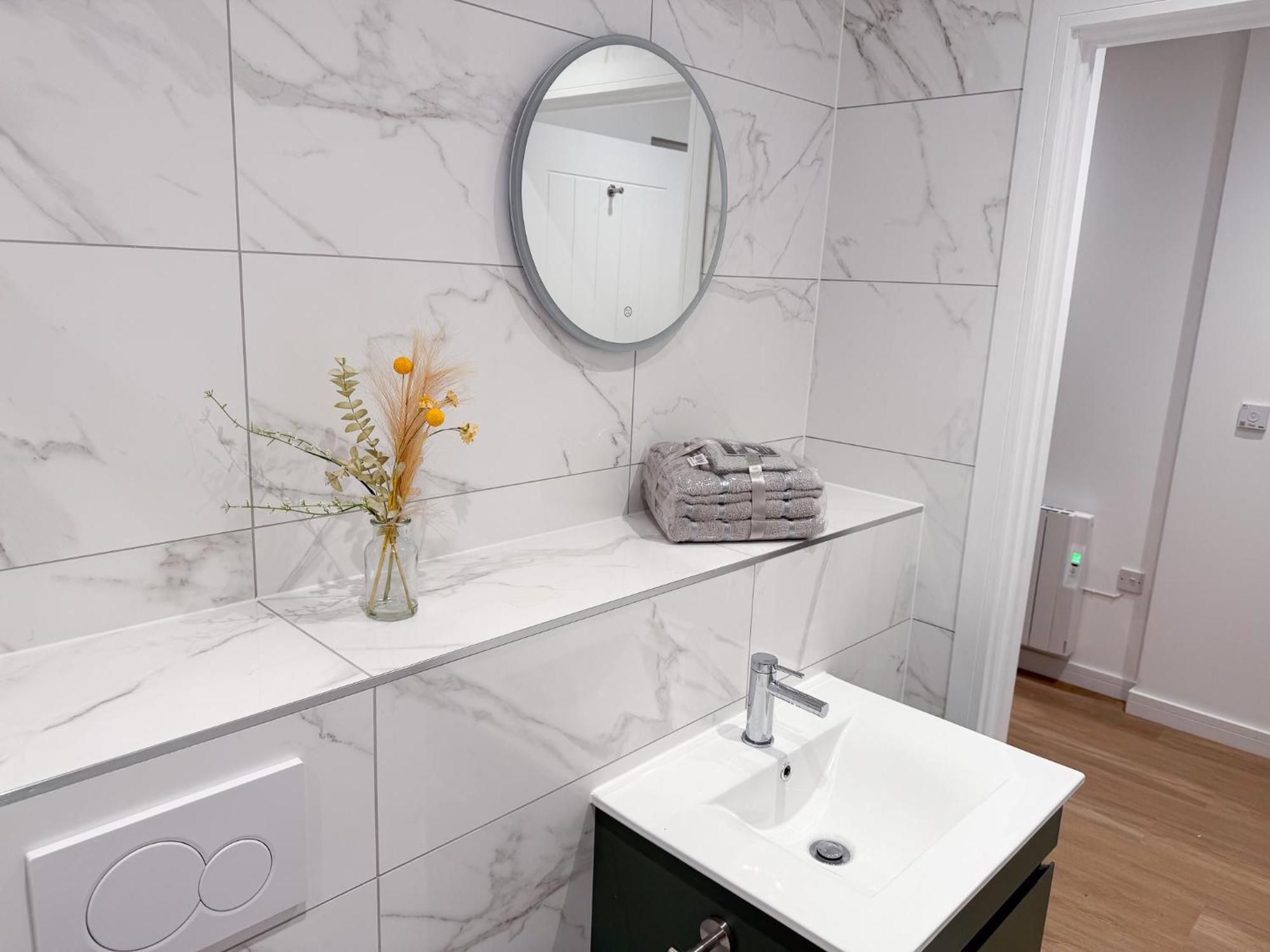 Spacious Modern 1 Bed Apartments In St Neots - Perfect For Contractors & Professionals - Free Parking - Wifi - Fully Equipped Kitchen - Smart Tv Ideal For Work Stays And Long Projects Extérieur photo