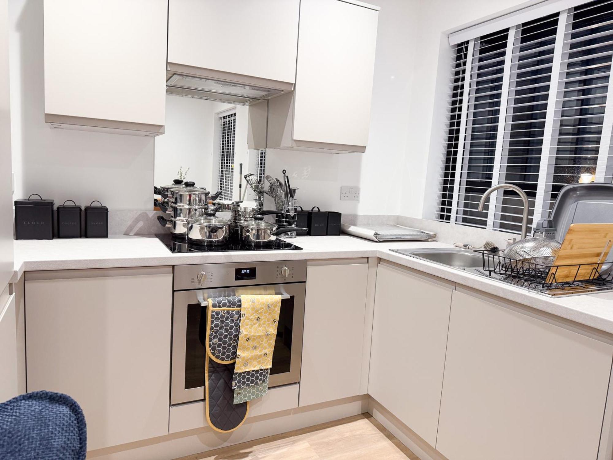 Spacious Modern 1 Bed Apartments In St Neots - Perfect For Contractors & Professionals - Free Parking - Wifi - Fully Equipped Kitchen - Smart Tv Ideal For Work Stays And Long Projects Extérieur photo