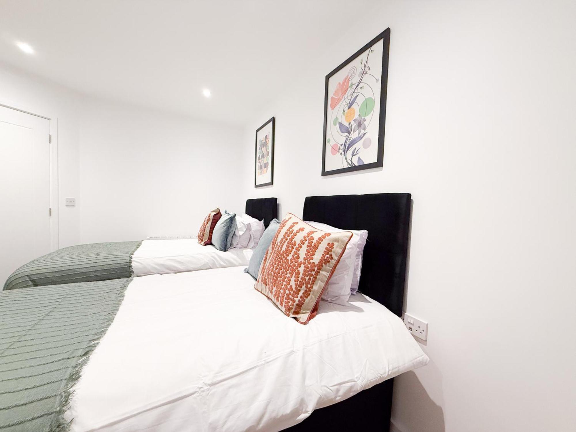 Spacious Modern 1 Bed Apartments In St Neots - Perfect For Contractors & Professionals - Free Parking - Wifi - Fully Equipped Kitchen - Smart Tv Ideal For Work Stays And Long Projects Extérieur photo