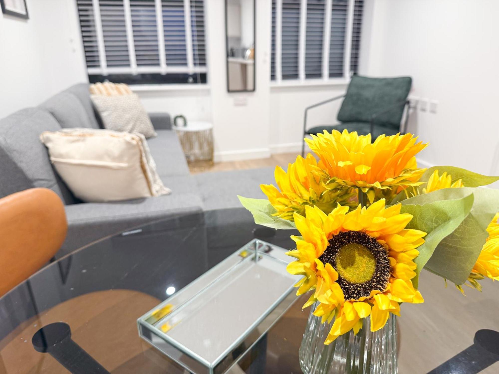 Spacious Modern 1 Bed Apartments In St Neots - Perfect For Contractors & Professionals - Free Parking - Wifi - Fully Equipped Kitchen - Smart Tv Ideal For Work Stays And Long Projects Extérieur photo